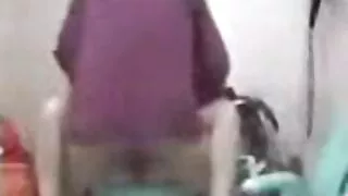 Busty mulatė glamonėja savo pūlingas ir sucks gaidys vaikinas, ant kelio, ir po Sušikti su juo