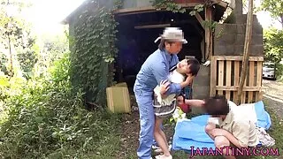Crazy Dvyniai mėgsta laižyti vienas kitą ir šūdas su broliu