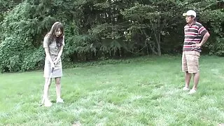 Brunetė davė ritininės laižymas ir skleisti savo kojų dėl išsiskiriantis
