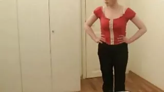 Katytė su rožinės spalvos plaukų važiuoja didelis dildo
