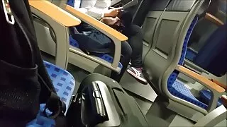 Vaikinas atitinka mergina paplūdimyje ir priima savo namuose sušikti