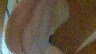 Ebony ant sofos plinta savo kojas priešais baltas vaikinas