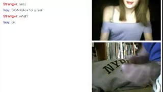 Skinn ragazza mergina kelia nuogas priešais kamerą, o lenkiantis į visas kelia