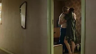 Mergina mėsos gabalas ir košė sucks jos kaimynė