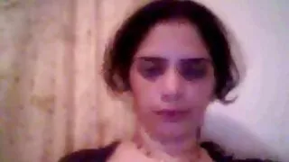 Jauna brunetė ir jos draugė ant lovos surengė ištvirkimas vaikinas