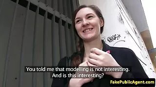 Jauna mergina su baltais plaukais mėgsta seksą