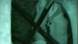 Vaikinas smūgių mergina pūlingas su savo pirštais ir lazdos jos gaidys
