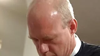 Pakrikę brunetė gavo vyro kietajame gaidys savo tight ass