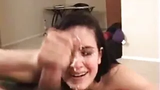 Virėjas virtuvėje fucks Gerklės Ir Pūlingas lieknas mergina ir maitina ją su cum