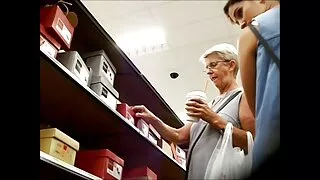 Liesas su mažais papai šokinėja ant gaidys ir sucks Tai POV