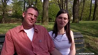 Kink ragazzo vaikinas paeiliui sušikti dvi draugės