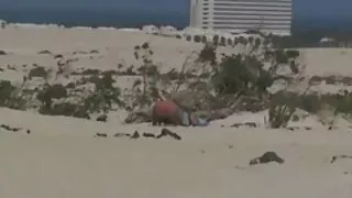 Vyras įdėta gaidys į Šviesūs burną ir tada rode jį ant jo boner