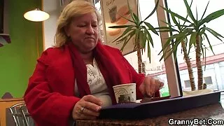 Mokytojas įdaryti studentas rožinė suknelė ant stalo ir stumiama Didelis Gaidys Į Savo Pūlingas